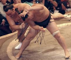 Asashoryu beats Takanonami at autumn sumo tournament